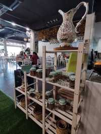 The cafe, blends a floral boutique charm with a vegetarian menu that surprises with its creativity 