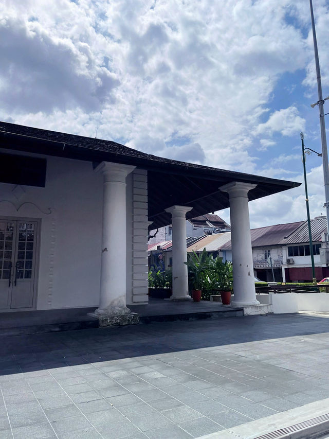 Discover History & Charm at Kuching Old Court House – A Must-Visit Heritage Landmark