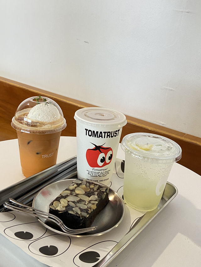Trust Cafe and Studio: คาเฟ่มินิมอล ขนมอร่อย