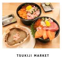 🐟 Tsukiji Market – ตลาดปลาสดและอาหารทะเล