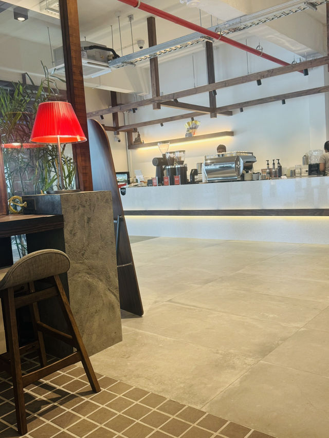 คาเฟ่ชิคๆ ในสนามแบด “Kuru Coffee House”