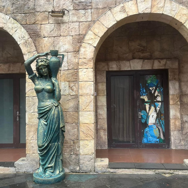 🏰 Lost in France… but in Vietnam?!