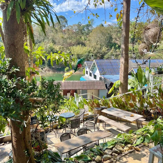 ☕️✨ Faya Cafe’ Sangkhlaburi – คาเฟ่มินิมอล 