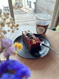 Ogi คาเฟ่ลับๆ ติดริมทะเล ที่อ่างศิลา