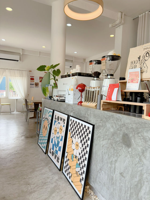 Iso 400 studio คาเฟ่มินิมอลแห่งสารคาม