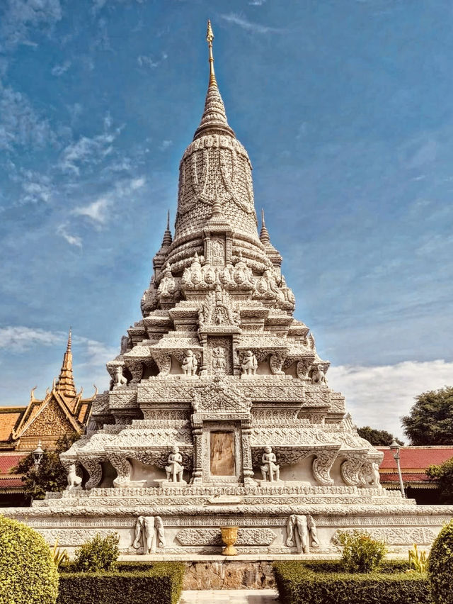 ✨ "Royal Radiance: Exploring Phnom Penh’s Dazzling Silver Pagoda" 🇰🇭