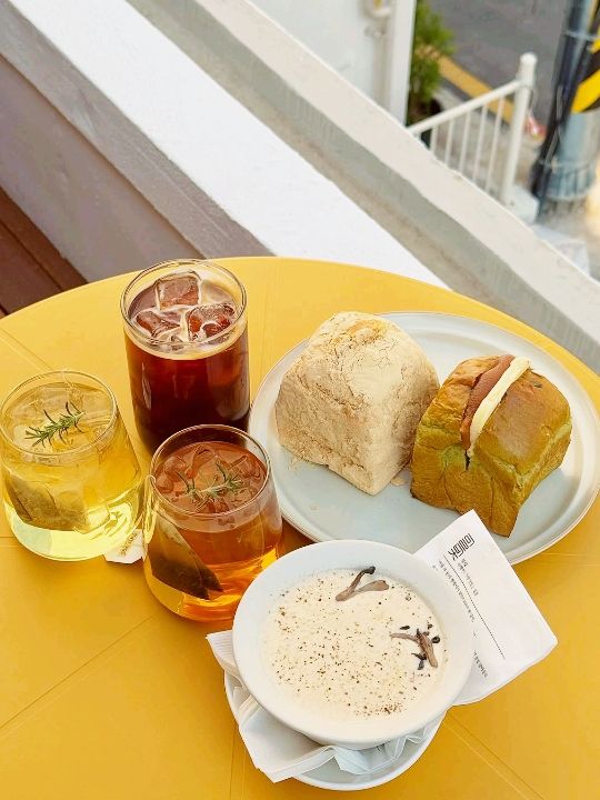 Cherry blossom viewing and delicious whole bread 🍞🤎