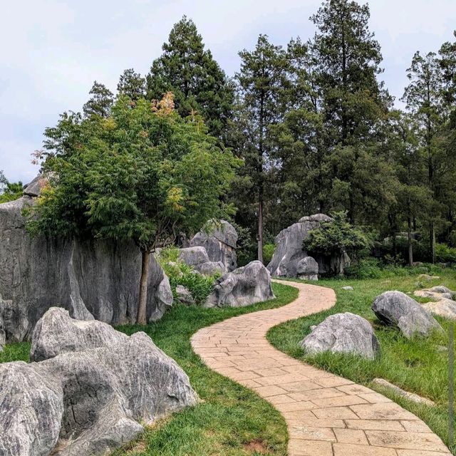 Shilin Stone Forest (Kunming, Yunnan) Shilin Stone Forest (Kunming, Yunnan)