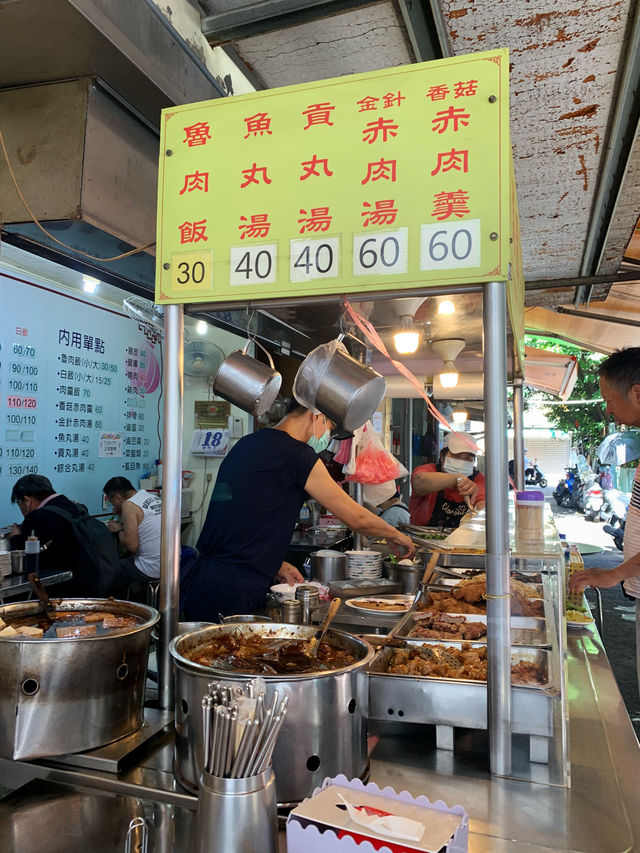 【台北ローカル飯の真骨頂】香滿園魯肉飯で白米が秒速で消えた話