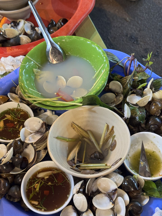 ร้านหอยลวกจิ้มอาหารท้องถิ่นที่ห้ามพลาดที่ฮานอย