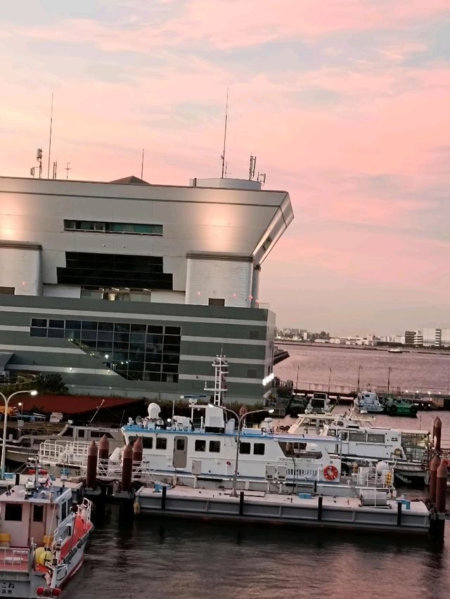 Bricks, Breeze & Bay Views: Yokohama Stroll Bricks, Breeze & Bay Views: Yokohama Stroll