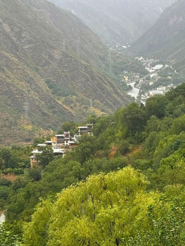 Ancient Watchtowers of Danba County: A Stroll Through Time