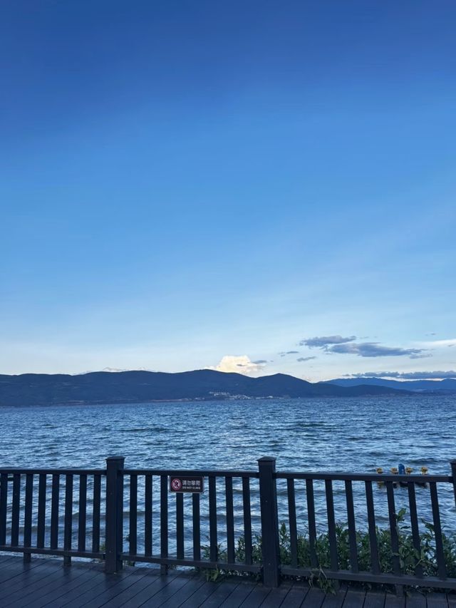 Erhai: A Mirror of the Mountains, A Window to the Soul Erhai: A Mirror of the Mountains, A Window to the Soul