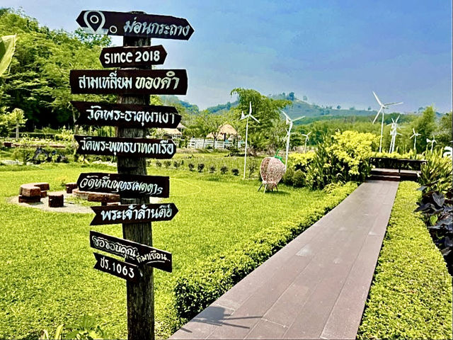 “ม่อนกระถาง” — คาเฟ่บรรยากาศดีริมทุ่งนา