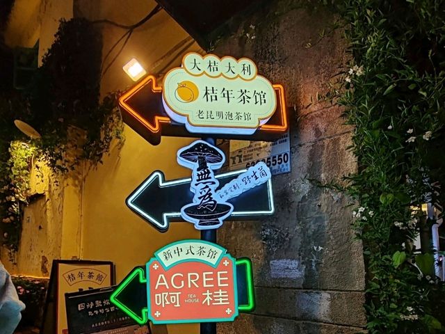 Savoring Wild Mushroom Hot Pot in Kunming Old Street: A Taste of Yunnan's Charm Savoring Wild Mushroom Hot Pot in Kunming Old Street: A Taste of Yunnan's Charm