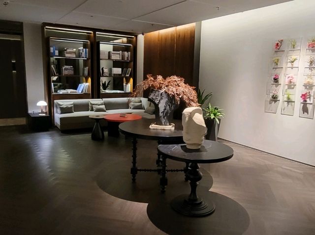 藝術空間設計，超美日夜窗景酒店