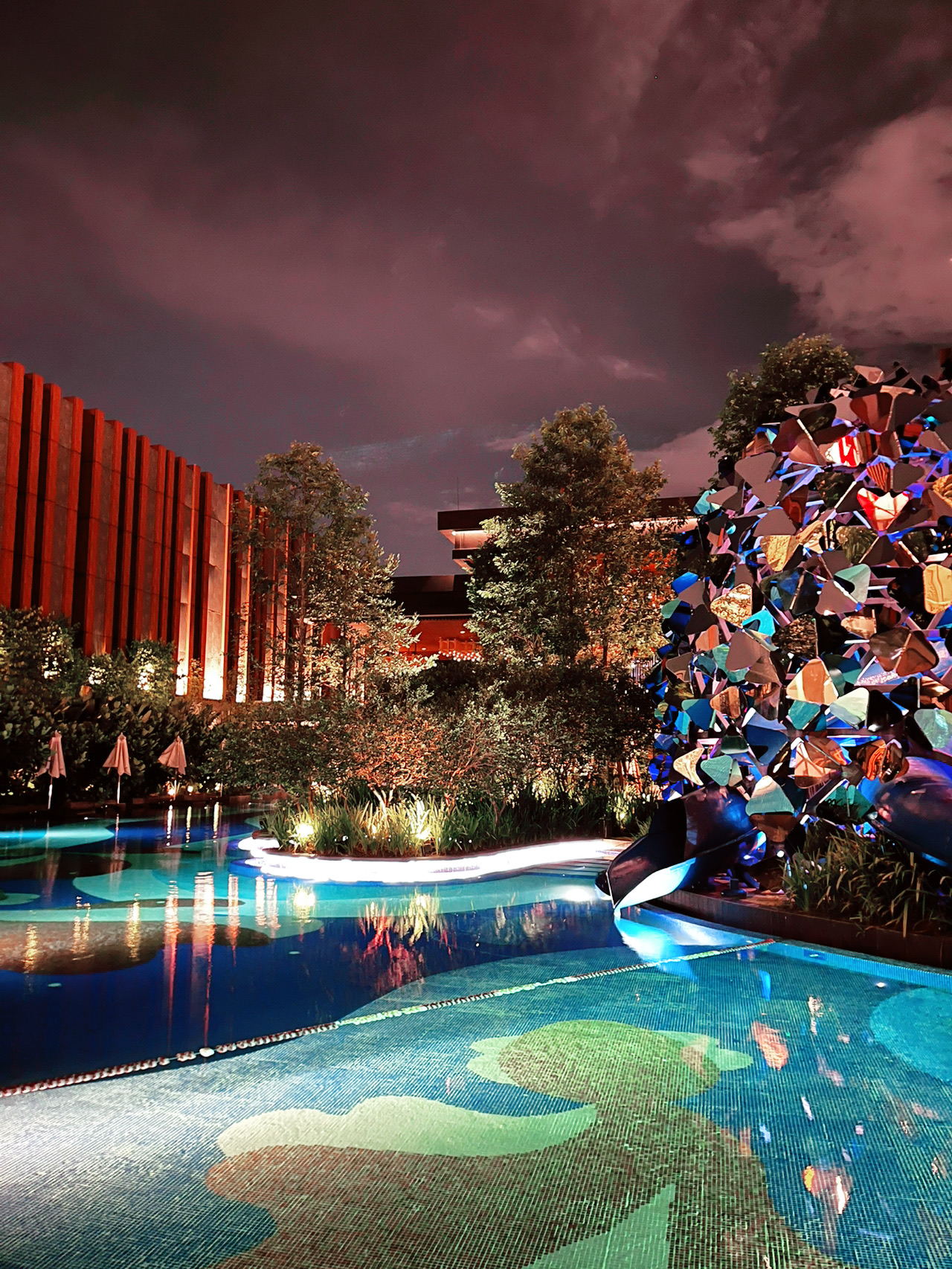 #hellohalloween

M Resort Kuala Lumpur adalah pilihan ideal bagi keluarga yang mencari liburan santai namun menyenangkan. Dirancang dengan mengutamakan anak-anak, resor ini memiliki klub anak-anak yang semarak dan penuh dengan aktivitas menarik untuk menghibur si kecil. Area kolam renang menjadi daya tarik utama bagi banyak keluarga, lengkap dengan seluncuran air seru yang memberikan keseruan tak terbatas bagi anak-anak dari segala usia.

Sementara anak-anak bermain, orang tua dapat bersantai dan menikmati suasana resor yang tenang serta layanan yang prima. Dengan kamar-kamar yang luas dan ramah keluarga serta fasilitas yang lengkap, M Resort KL menciptakan keseimbangan sempurna antara kenyamanan dan hiburan, menjadikannya destinasi utama untuk liburan keluarga di jantung kota.