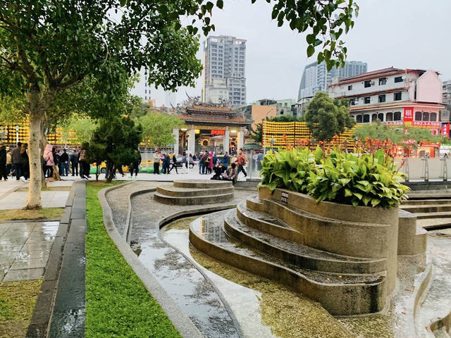 🕯️🐉 Spiritual Calm at Lungshan Temple 🌸🙏