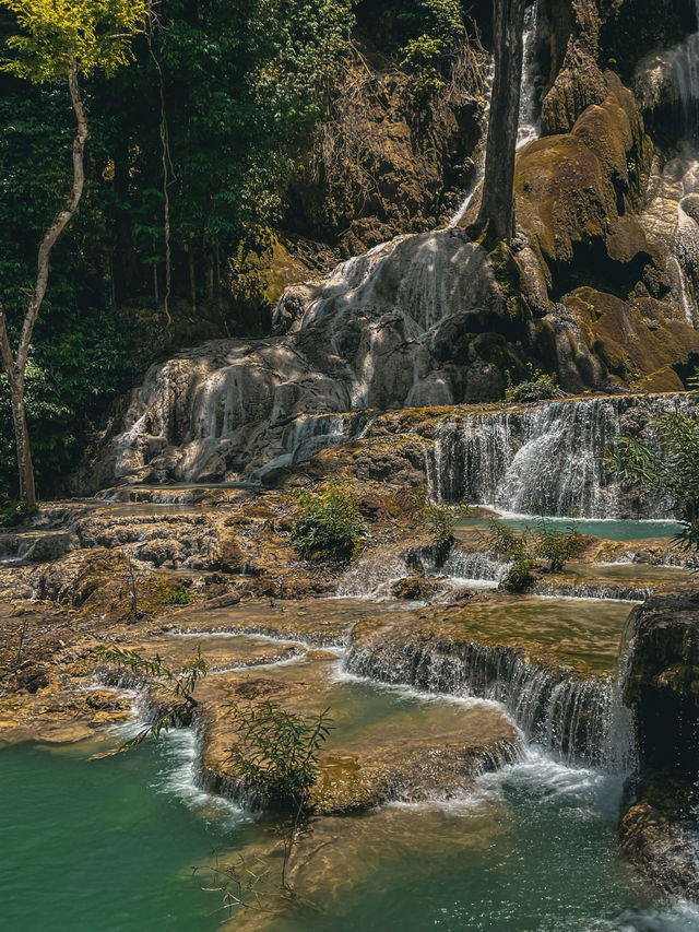 💧 꽝시폭포 — 자연이 직접 빚어낸 푸른 장면 