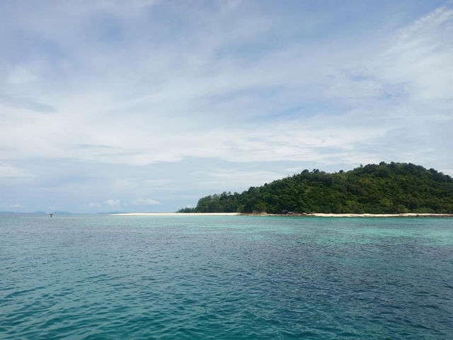 เกาะพีพี สวยงามตามท้องเรื่อง 🌊 เกาะพีพี สวยงามตามท้องเรื่อง 🌊