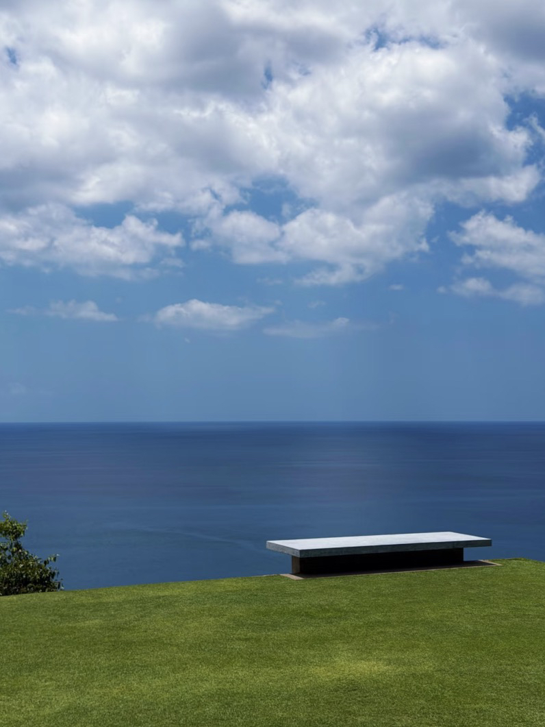 Paresa Resort Phuket is a luxurious resort perched on a cliff by the sea in Kamala. Dubbed the "Heaven of All Heavens," it offers breathtaking and magnificent views of the Andaman Sea. Surrounded by serene nature, the resort provides a perfect private retreat, truly escaping the hustle and bustle of the city.

The accommodations here are private villas that emphasize luxury and privacy. Each villa features a private infinity pool facing the sea, allowing guests to enjoy stunning sunset views right from their rooms. The interiors are designed in a modern tropical style, with warm tones and natural materials, creating a relaxing atmosphere from the moment you step in.

Another highlight is the resort's restaurant, located at a scenic viewpoint. It serves both Thai and international cuisine alongside panoramic sea views, especially enchanting during the evening when the ambiance becomes incredibly romantic. Additionally, the resort offers a spa, fitness center, and various activities to ensure guests have a truly relaxing stay.
