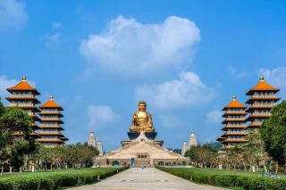 佛光山佛陀紀念館位於高雄市大樹區,是南台灣最具代表性的佛教聖地與國際級博物館。園區融合了傳統與現代建築美學,以供奉佛陀真身舍利為核心,並擁有亞洲最高的坐姿青銅大佛(高達 108 公尺),免費開放大眾參觀。
園區核心景點與參訪動線參訪動線通常由東向西延伸,穿過主軸線即可抵達核心主建築:禮敬大廳:園區的入口門戶,設有豐富的餐飲(純素與蔬食)、咖啡廳及紀念品店,並提供輪椅借用與諮詢服務。成佛大道:兩側矗立著八座中國式佛塔(一教塔至八道塔),每座塔皆有不同主題與數位多媒體體驗(如兒童天地、3D 影片等)。兩側設有遮蔭長廊,方便防曬。菩提廣場:大型公共廣場,周邊牆面刻有佛教壁畫,適合駐足欣賞傳統故事,節慶時常有大型巡遊活動。佛陀紀念館本館:主體建築,外觀仿照印度菩提伽耶大菩提寺與婆羅浮屠風格。一樓:設有常設展(如全面翻新的佛光山宗史館)、觀音殿及玉佛殿(供奉舍利)。二、三樓:包含佛教藝術展覽廳與抄經閣,可體驗毛筆抄經。佛光大佛:位於本館正後方,是世界上最大的銅鑄坐佛之一,神聖莊嚴,傍晚時分搭配夕陽霞光非常壯觀。
 #高雄 #高雄景點 #佛光山 