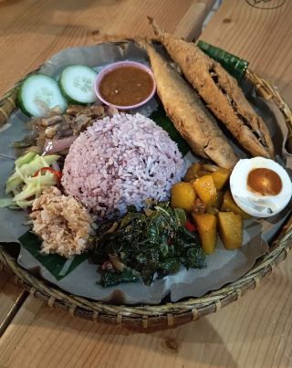 ลิ้มรสชาติมรดกแห่งบอร์เนียว: ตามหาความอร่อยแบบฉบับซาบาห์ขนานแท้ที่ Little Sulap KK