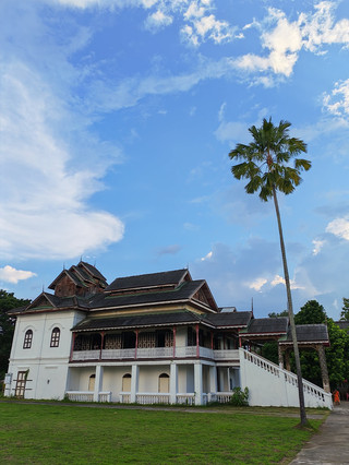 Visit 125-year-old Burmese art at Wat Chai Mongkol (Chong Kha) in Lampang Province.
