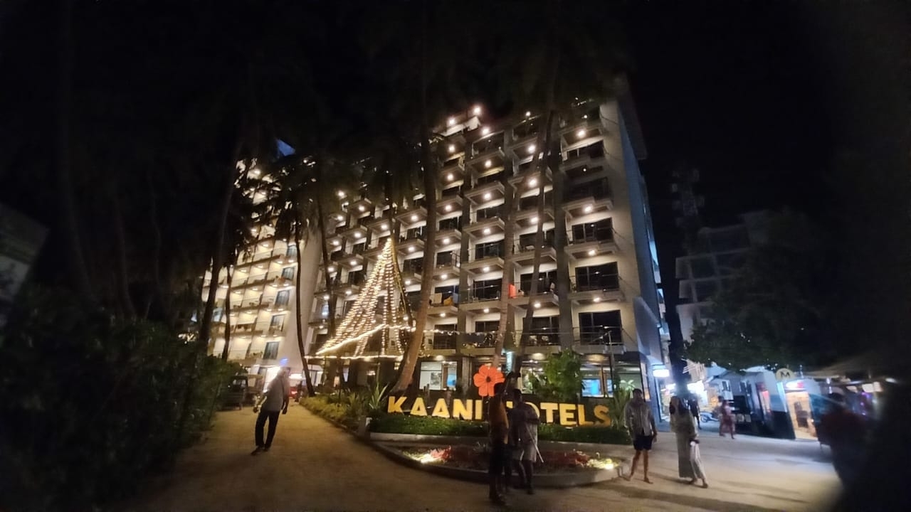 馬爾地夫卡尼酒店-寧靜的島嶼之旅🌴🌊

我在馬爾地夫卡尼酒店的住宿體驗非常棒,尤其適合想要享受舒適放鬆的海灘假期,但又不想入住超豪華度假村的人。

飯店位於馬富施島,地理位置優越,方便您盡情享受碧綠的海水、綿延的沙灘、體驗當地島嶼生活以及參與各種水上活動。飯店氣氛溫馨宜人,是那些想要探索馬爾地夫,同時又希望旅程舒適且相對經濟實惠的旅客的理想之選。

我尤其喜歡飯店的地理位置。美麗的海洋、近在咫尺的沙灘、島上餐廳以及便利的活動場所,讓入住體驗更加貼近真實的馬爾地夫,而不是完全與世隔絕地置身於私人度假島嶼。

客房舒適,整體氛圍宜人,員工熱情友好,樂於助人。 🌺

總而言之,卡尼酒店是想要體驗馬爾地夫美景、享受島嶼生活並以合理價格享受舒適住宿的旅客的理想之選。

✨ 美麗的島嶼,輕鬆的氛圍,美好的回憶。

卡尼酒店-體驗馬爾地夫的簡單而愉悅的方式。 🏝️💙

#卡尼酒店 #卡尼馬爾地夫 #瑪富施島 #馬爾地夫 #馬爾地夫旅行 #島嶼生活 #旅行評論 #旅行日記 #預算旅行 #探索馬爾地夫 #旅行 #我的行程 #自然奇觀