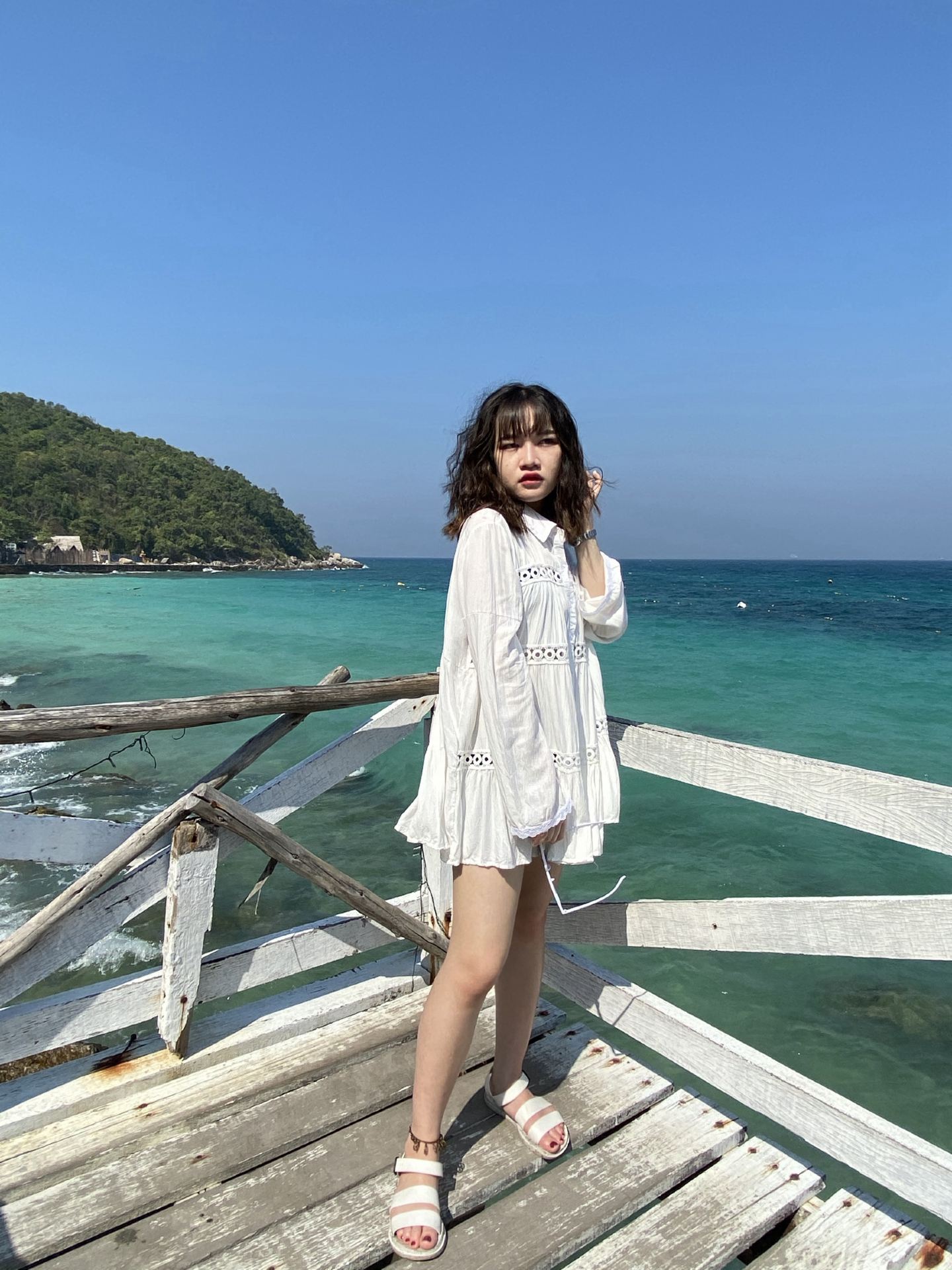 🌊 Review of a Day Trip to Koh Larn 🏝️

Koh Larn, Chonburi Province
A beach trip near Bangkok perfect for a relaxing day trip 💙 For those with limited time, just pack a change of clothes!

☀️ Morning
Depart from Pattaya and take a ferry to Koh Larn. The short trip will take you to crystal-clear blue waters and a refreshing atmosphere, perfect for a chill start to the day.

🏖️ Late Morning – Afternoon
Stop to swim, take photos, and relax by the sea. Choose from several beaches such as Ta Waen Beach or Nuan Beach.
Those who enjoy activities can swim or participate in water sports. Cafe lovers can also find beautiful spots for photos.

🍜 Lunch
Enjoy seafood or simple dishes on the island, then grab a refreshing drink and relax while gazing at the sea.

🌅 Evening
Before heading back, take another photo of the sea view before returning to Pattaya. A short trip that offers the sea, beautiful photos, and complete relaxation.

✨ Trip Summary
“Koh Larn” is perfect for those who want a beach vacation without taking many days off work.
Perfect for a day trip! Fun, beautiful photos, and easy to get to 🌴💙

📍 Koh Larn, Chonburi
#KohLarn #KohLarnTrip #OneDayTrip #PattayaTrip #BeachNearBangkok #BeachVacation #ThailandTravelReview