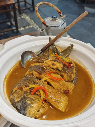 Panduan Kuliner Wuhan 🇨🇳: 10 Hidangan Lokal Wajib Coba yang Tidak Boleh Anda Lewatkan!

Wuhan bukan hanya kota dengan landmark terkenal dan pemandangan sungai yang indah — tetapi juga surga bagi pecinta kuliner! Dari mi kering pedas kaya wijen hingga jajanan kaki lima yang renyah dan sup akar teratai yang menghangatkan, kuliner Wuhan penuh dengan cita rasa otentik yang patut dijelajahi.

Jika Anda berencana mengunjungi Wuhan, simpan panduan kuliner ini dan datanglah dengan perut lapar!

🍜 10 Makanan Wajib Coba di Wuhan

1. Mi Kering Pedas (热干面)
Hidangan khas Wuhan! Mi kenyal yang dilapisi saus wijen yang kaya, diberi acar sayuran dan daun bawang. Ini adalah cara sempurna untuk memulai pagi Anda seperti penduduk lokal.

2. Doupi Tiga Segar (三鲜豆皮)
Lapisan keemasan yang digoreng berisi nasi ketan, daging babi, dan jamur. Renyah di luar dan lembut di dalam, ini adalah makanan sarapan favorit klasik Wuhan.

3. Mianwo (面窝)
Camilan nasi goreng tradisional dengan pinggiran renyah dan bagian tengah yang lembut. Sederhana, gurih, dan sangat memuaskan jika baru dibuat.

4. Mie Nasi Ikan (糊汤粉)
Mie beras tebal disajikan dalam kaldu ikan yang kaya dan pedas, sering dipadukan dengan adonan goreng renyah. Sarapan lokal yang nyaman yang harus Anda coba.

5. Pangsit Sup Wuhan (汤包)
Pangsit kukus lembut berisi daging yang juicy dan kaldu panas. Gigit sedikit demi sedikit dengan hati-hati dan nikmati isiannya yang lezat.

6. Ikan Wuchang (武昌鱼)
Ikan air tawar terkenal dari Hubei, biasanya dikukus atau direbus. Rasanya yang lembut menjadikannya hidangan wajib coba bagi pecinta makanan laut dan ikan.

7. Sup Iga Babi Akar Teratai (排骨藕汤)
Spesialisasi Hubei yang menghangatkan hati, menampilkan iga babi empuk dan akar teratai yang direbus dalam kaldu yang kaya dan hangat. Sempurna untuk menikmati cita rasa lokal tradisional.

8. Leher Bebek Pedas (鸭脖)
Camilan populer Wuhan yang dibumbui dengan rempah-rempah aromatik dan cabai. Rasanya gurih, pedas, dan ideal untuk pecinta makanan yang suka berpetualang.

9. Udang Karang Pedas (小龙虾)
Hidangan favorit untuk makan malam yang meriah! Udang karang yang juicy ditumis dengan bawang putih, cabai, dan rempah-rempah harum menghasilkan hidangan lezat untuk dinikmati bersama teman-teman.

10. Shaomai Wuhan (烧麦)
Pangsit kukus yang sering diisi dengan beras ketan, daging babi, dan bumbu. Lembut, gurih, dan mengenyangkan, pangsit ini juga merupakan pilihan yang bagus untuk sarapan.

📍 Tempat Menikmati Kuliner Wuhan

· Gang Hubu (户部巷): Tempat populer untuk mencicipi camilan tradisional Wuhan.

· Jalan Jianghan (江汉路): Jelajahi kawasan perbelanjaan yang ramai dan temukan tempat makan lokal.

· Jalanan Kuliner Hankou: Cari warung-warung lingkungan yang ramai dan camilan malam hari.

✨ Tips Wisata Kuliner Wuhan Saya

Mulailah hari Anda lebih awal dengan mi kering panas dan doupi untuk merasakan budaya sarapan Wuhan yang terkenal, yang dikenal secara lokal sebagai guozao (过早). Di siang hari, jelajahi restoran lokal untuk menikmati ikan Wuchang dan sup akar teratai. Di malam hari, nikmati udang karang pedas dan temukan suasana makanan jalanan kota yang semarak.

Kesimpulan

Makanan Wuhan berani, nyaman, dan penuh karakter. Setiap mangkuk mi dan setiap camilan jalanan yang baru dimasak menawarkan cita rasa kehidupan sehari-hari kota ini. Bagi saya, menjelajahi Wuhan melalui makanan lokalnya akan menjadi salah satu cara paling berkesan untuk menikmati kota yang menakjubkan ini.

Jika Anda mengunjungi Wuhan, jangan hanya mengagumi pemandangannya — jelajahi kota ini melalui kuliner!

#WuhanFood #WuhanTravel #ChinaFood #ChineseCuisine #FoodieTravel #MustTryFood #TravelChina #TripFeature