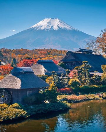 富士山を訪れるなら、燃えるような紅葉が美しい秋を選びませんか？