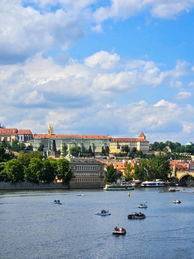 ✨ I mean... isn’t it the most beautiful city of Europe?!🇨🇿💫