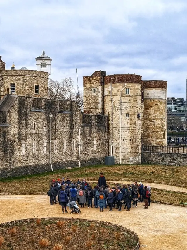 Who lives at the Tower of London?