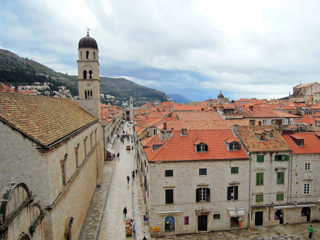 Dubrovnik : a beautiful medieval town 