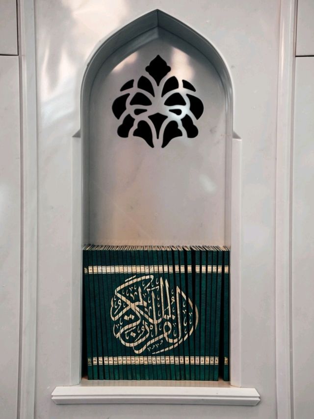 Sultan Qaboos Grand Mosque - Oman's biggest mosque.