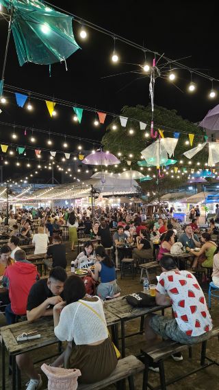 Chiang Mai Night Bazaar – Where Food Meets Local Finds
