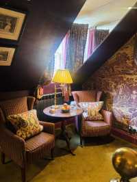 More than 300 years old historic, old-style English 5star hotel in Edinburgh 