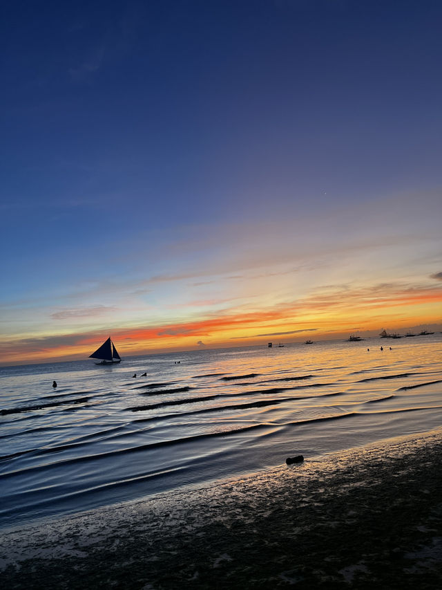 🌅✨ Boracay Sunsets – Where the Sky Falls in Love with the Sea 🌴💛 