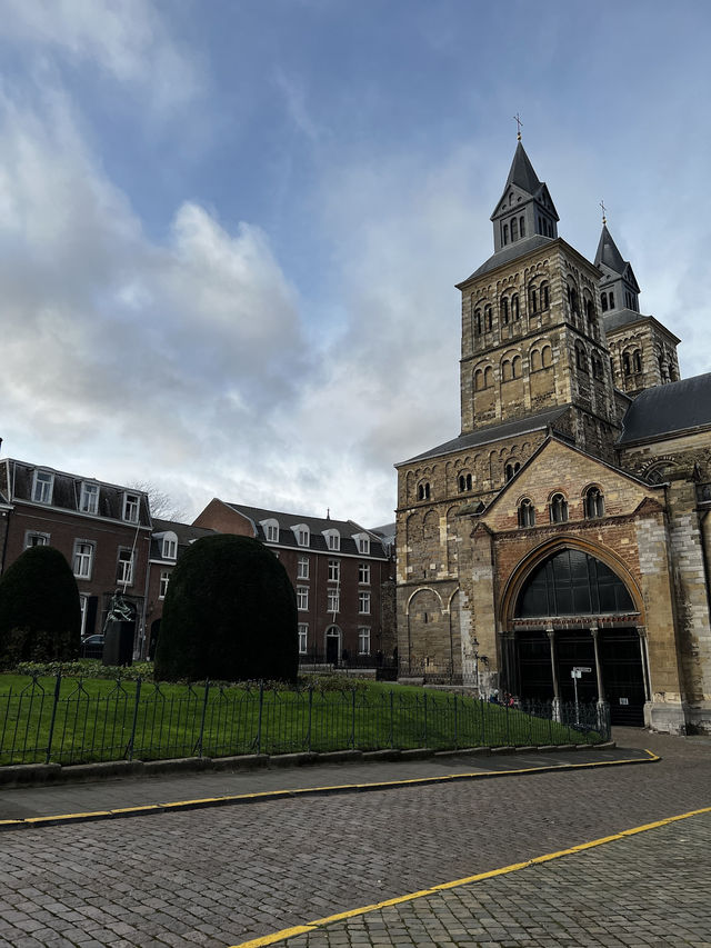 ⛪🔥 St. Janskerk – The Fiery Red Guardian of Maastricht’s Skyline 🇳🇱❤️  