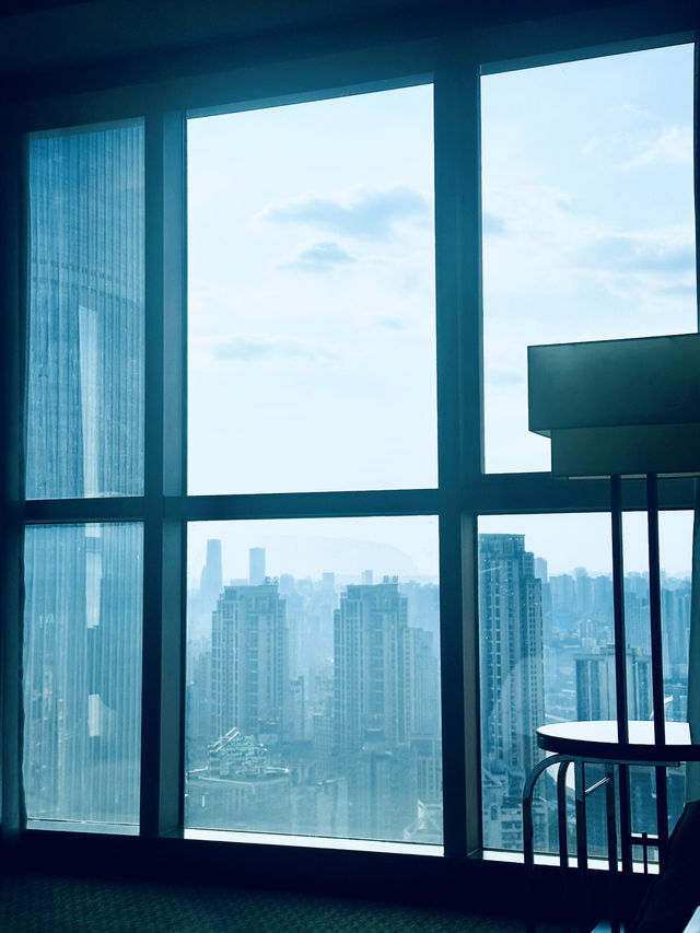 Affordable luxury stay in the heart of Chongqing (with breathtaking views!)