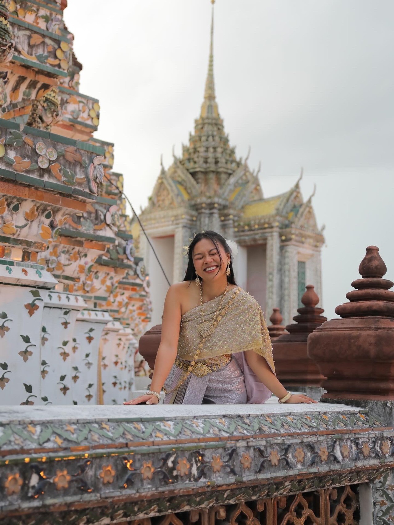 Halo! Saya dan teman-teman melakukan sesi pemotretan yang luar biasa di Wat Arun, yang terletak di pusat kota. Kami menyewa kostum hanya dengan 150 baht dan membayar tambahan untuk fotografer pada hari itu.
- Anda bisa sampai di sini dengan semua jenis transportasi
- Pastikan Anda membawa botol air
- Siapkan uang tunai
Orang-orang Thailand sangat ramah dan tempat ini sangat direkomendasikan!