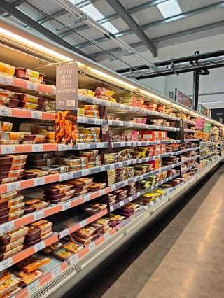 일상의 우아함: M&S 푸드홀에서 음식에 집중한 휴식