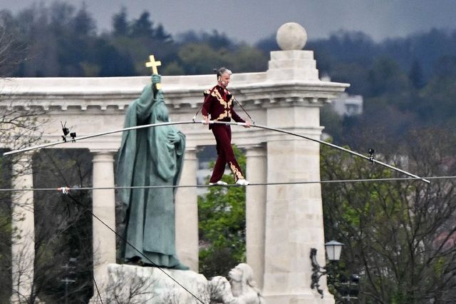 The artist with white hair walks on a tightrope across the Danube with great courage and skill!