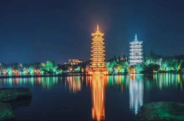 Winter tour in Guilin: Exploring the charm of the night in the 'Two Rivers and Four Lakes Scenic Area' by boat