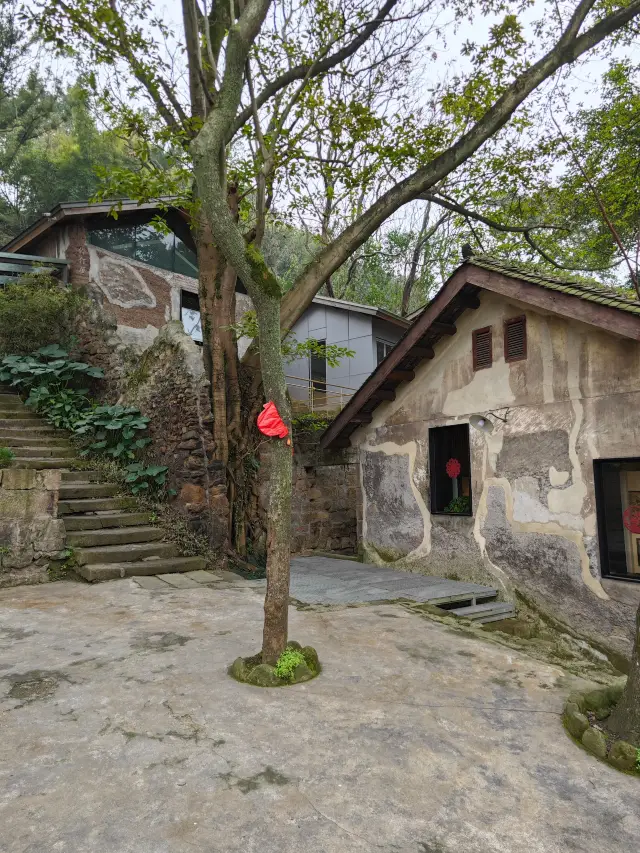 A quaint ancient hot spring town by the river in Beibei, Chongqing