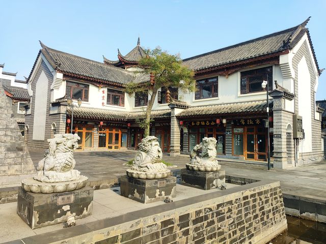 桃花源古鎮位於常德桃花源景區旁，吞沅江水色、納瀟湘靈秀、攬武陵風光
