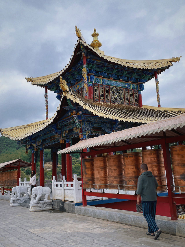 指雲寺位於拉市海旁，是麗江五大寺之一