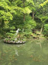 靈峰寺，位於浙江省安吉縣白水灣鄉靈峰山（古稱北天目山），始建於五代梁開平元年（九○七），號「靈峰院」