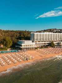 🌞🏰 Varna's Palace Hotel: A Sunny Day Resort Spotlight 🌴